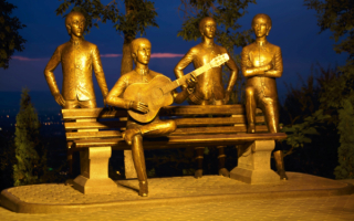 Памятник Beatles в Алма-Ате