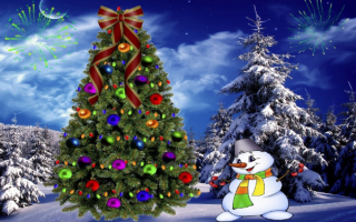 Веселый снеговик у новогодней елки