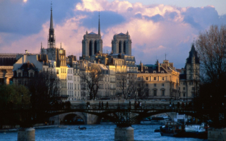 Мост на реке Сена в Париже