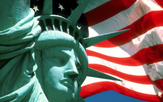 Статуя Свободы и национальный флаг США