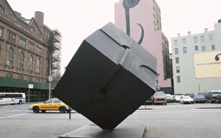 Куб на улице Нью-Йорка