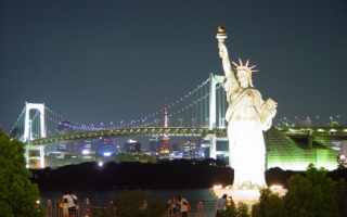 Статуя Свободы ночью