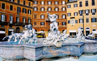 Фонтан на площади в Риме