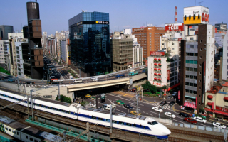 Скоростной поезд в Токио