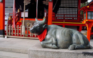 Скульптура быка на улице японского городка