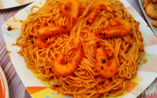 Спагетти с жареными креветками