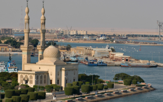 Мечеть на берегу Суэцкого канала в Египте