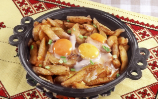 Яичница с жареной картошкой
