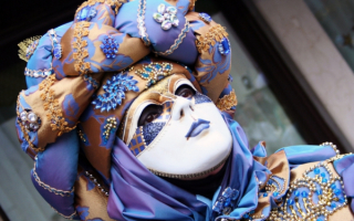 Девушка в белой маске