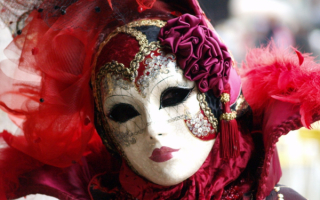 Девушка в белой маске