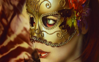 Девушка в красивой маске