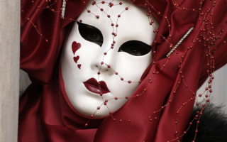 Девушка в маске Венеции