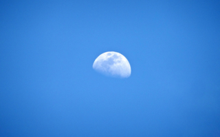 Половинка луны в небе