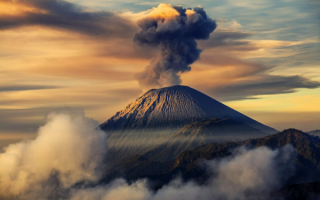 Дым над вулканом