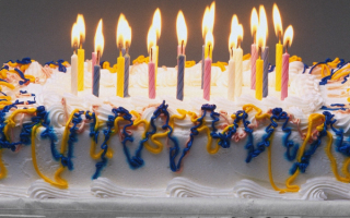 Праздничный торт и свечи в день рождения