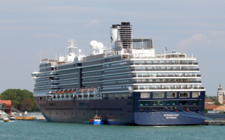 Океанский лайнер в порту Венеции