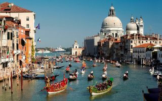 Традиционная регата на Большом канале в Венеции