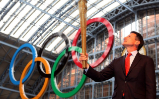 Себастьян Коу с олимпийским факелом. Лондон 2012