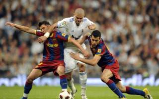 Давид Вилья и Серхио Бускетс в борьбе за мяч