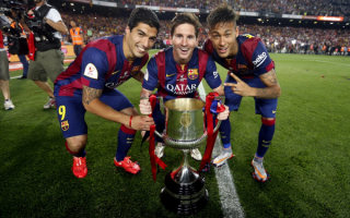 Луис Суарес, Лионель Месси и Неймар с кубком Испании