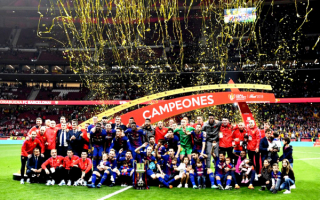 Футбольный клуб Барселона с кубком Испании 2018