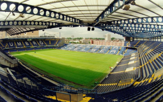 Поле стадиона Стэмфорд Бридж в Лондоне