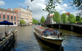 Прогулочный катер на канале в Амстердаме