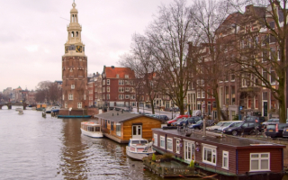 Плавучие домики на канале в Амстердаме