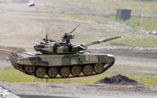 Танк Т-90 в прыжке
