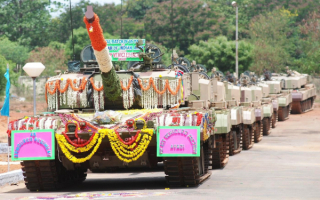 Колонна индийских танков