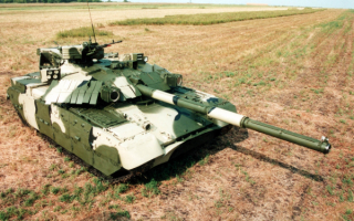 Танк Т-90 в поле