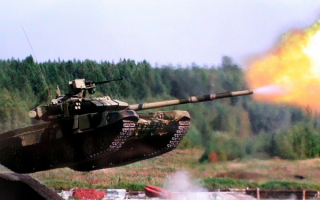 Танк Т-90С стреляет на лету