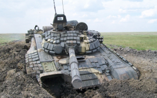 Танк застрял в грязи