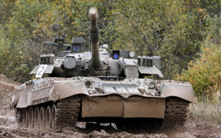 Танк Т-80 едет по бездорожью