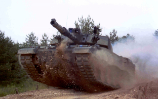 Британский танк Челенджер в атаке