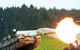 Танк Т-90С стреляет
