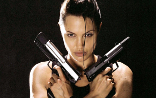 Анджелина Джоли с пистолетами
