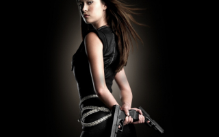Девушка в черном с пистолетами