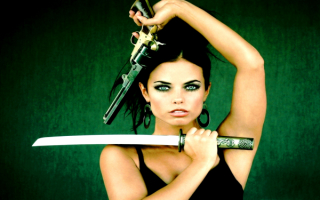Девушка с мечом и револьвером