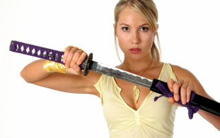 Блондинка с самурайским мечом