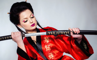 Девушка с японским мечом