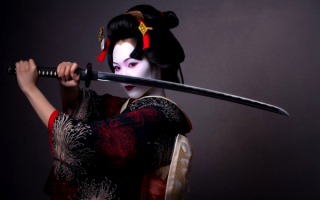 Японка с мечом самурая