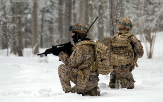 Солдаты в зимнем лесу