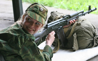 Девушка солдат с автоматом Калашникова