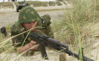 Российский солдат с автоматом Калашникова