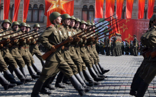 Советские солдаты на параде в Москве
