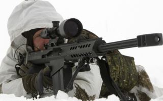 Снайпер в маскировочном халате на снегу