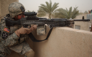 Американский солдат стреляет из пулемета М-240