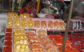 Овощи и фрукты на рынке в Бангкоке