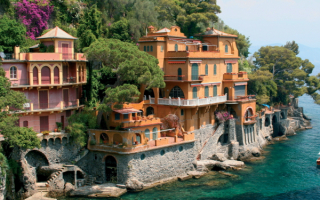 Дома на берегу моря